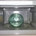 Hoe u potten snel kunt steriliseren in de magnetron, met en zonder water