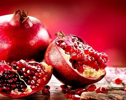 Los beneficios y daños de la granada para la salud humana y los métodos para comer la fruta y las semillas.