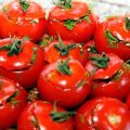 Công thức nấu ăn ngon của cà chua muối và cà chua ngâm ở Armenia cho mùa đông
