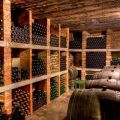 Reglas y condiciones para almacenar vino casero, elección de envases y temperaturas.