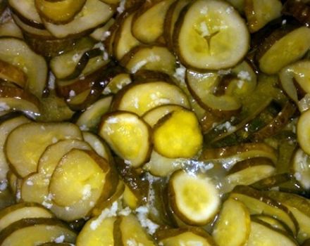 Рецептата за това как да се готвят крамлянски горещи краставици за зимата