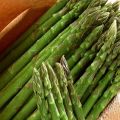 Cos'è l'asparago, i suoi tipi e dove cresce, i benefici e i rischi