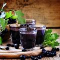 10 eenvoudige stapsgewijze zelfgemaakte recepten voor zwarte bessenwijn