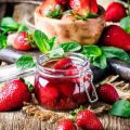 7 Rezepte für dicke, fünfminütige Erdbeermarmelade für den Winter mit ganzen Beeren