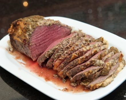 Şenlikli bir masa için 2020 Yeni Yılı için et yemekleri için en iyi 40 lezzetli tarif