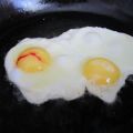 Veren ilmestyminen kananmunan keltuaiseen ja valkoiseen, ratkaisu ongelmaan ja onko mahdollista syödä