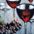 Evde chokeberry şarabı yapmak için 7 basit adım adım tarif