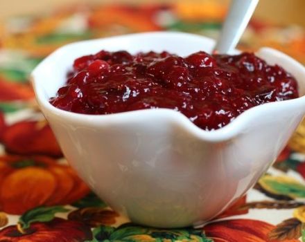 Step-by-step recipe for making lingonberry jam with carrots