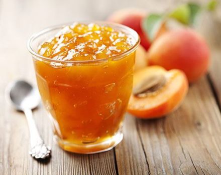 A simple recipe for making peach jam in a slow cooker for the winter