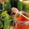 Receptes per escabetjar cogombres amb mel per a l’hivern