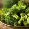 Evde kış için brokoli boşlukları hazırlamak için basit tarifler