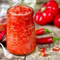 11 bedste opskrifter på madlavning af tomat adjika til vinteren derhjemme