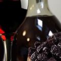 4 vienkāršas receptes žāvētu plūmju vīna pagatavošanai mājās