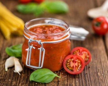 Een stapsgewijs recept voor het maken van tomatensaus met basilicum voor de winter