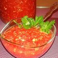 Rezepte von rohen Adjika aus Tomaten und Knoblauch ohne für den Winter zu kochen