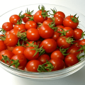 Opis odrody cherry paradajok červená, jej vlastnosti a produktivita