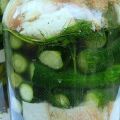 Eenvoudige recepten voor het beitsen en beitsen van komkommers met appelciderazijn zonder sterilisatie voor de winter