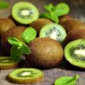 Fordelene og skadene ved kiwi for menneskers sundhed, og når det er bedre at spise frugten, kosmetologopskrifter