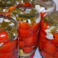9 bedste trinvise opskrifter på tomater med løg og olie til vinteren