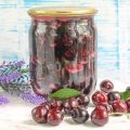 Nangungunang 7 mga recipe para sa canning pitted cherries na may asukal sa kanilang sariling juice para sa taglamig