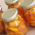 Ang isang simpleng recipe para sa paggawa ng peach jam na may lemon para sa taglamig