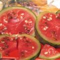 Herkullinen isoäidin resepti vesimelonien suolaamiseksi tynnyrissä talveksi