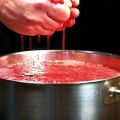 8 einfache, Schritt für Schritt hausgemachte Erdbeerweinrezepte