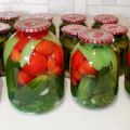 TOP 8 skaniausių marinuotų agurkų su pomidorais receptų žiemai