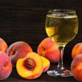 12 madaling mga recipe para sa paggawa ng peach wine sa bahay