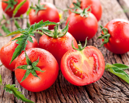 De bästa och mest produktiva tomaterna för öppen mark och växthus i Ural