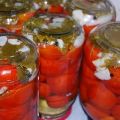 Công thức nấu ăn ngon cho nửa quả cà chua đóng hộp cho mùa đông, có và không cần khử trùng