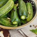 5 jednoduchých receptov na solené uhorky s octom na zimu