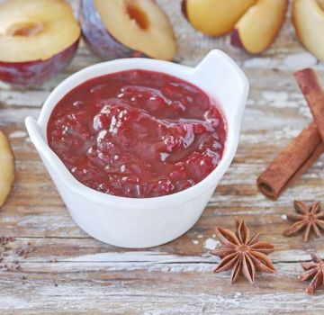 Jednoduchý recept na jamkovú slivkovú marmeládu na zimu