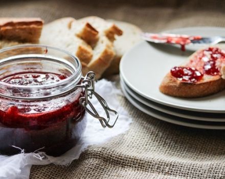 Een eenvoudig recept voor het maken van aardbeienjam voor de winter