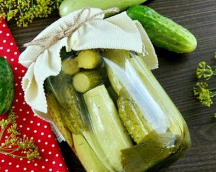 Eenvoudige en heerlijke recepten voor het beitsen van komkommers met courgette voor de winter