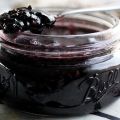 Egy egyszerű recept a fekete ribizli téli elkészítéséhez, a saját gyümölcslé nélkül