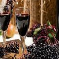 8 paprasti receptai, kaip gaminti paukščių vyšninį vyną namuose