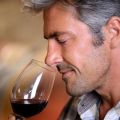 Dlaczego domowe wino pachnie zacier, jak usunąć zapach drożdży i metody czyszczenia