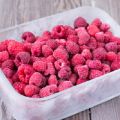 How to properly freeze raspberries for the winter in the refrigerator at home