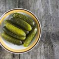 11 beste manieren om komkommers te zouten om ze knapperig te houden