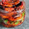 Receptet för soltorkade tomater i mikrovågsugnen för vintern hemma