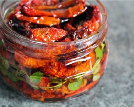 Przepis na suszone pomidory w kuchence mikrofalowej na zimę w domu