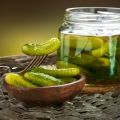 TOP 10 des recettes les plus délicieuses de concombres bulgares sucrés et épicés pour l'hiver en bidons d'un litre