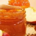 Ett enkelt recept för äpplesylt i en långsam spis för vintern