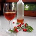 3 simple recipes for making rosehip wine at home