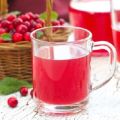 Ett enkelt recept för att tillverka lingonberry juice för vintern
