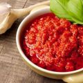 TOP 8 opskrifter til fremstilling af adjika fra tomat og hvidløg uden madlavning til vinteren