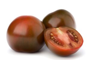 Mustan prinssin tomaattilajikkeen ominaisuudet ja kuvaus, sen sato