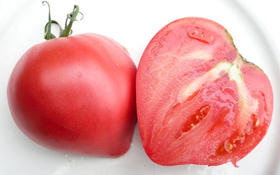 paradajkovo ružové srdce v tanieri