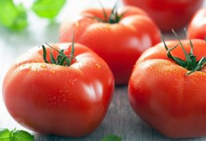 Tomaattilajikkeen Mansikka jälkiruoka ominaisuudet ja kuvaus, sen sato